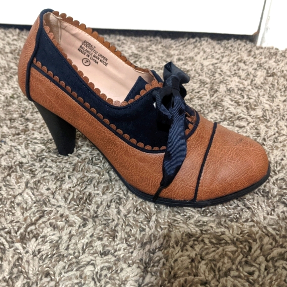 Chase + Chloe Modcloth retro/vintage style brown pumps NWOT Size 7